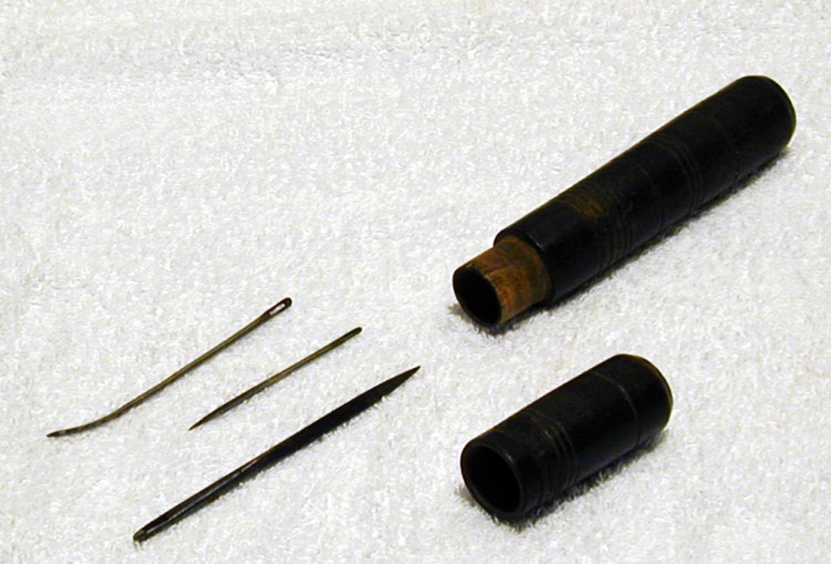 Rundt nålehus av tre. Brukt til oppbevaring av nåler og syler - seilmakerverktøy.