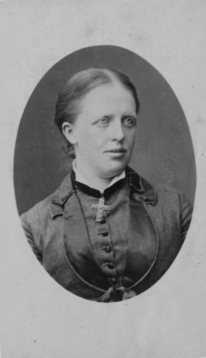 Portrett av Maja Larsen. Bilde tatt ca 1884