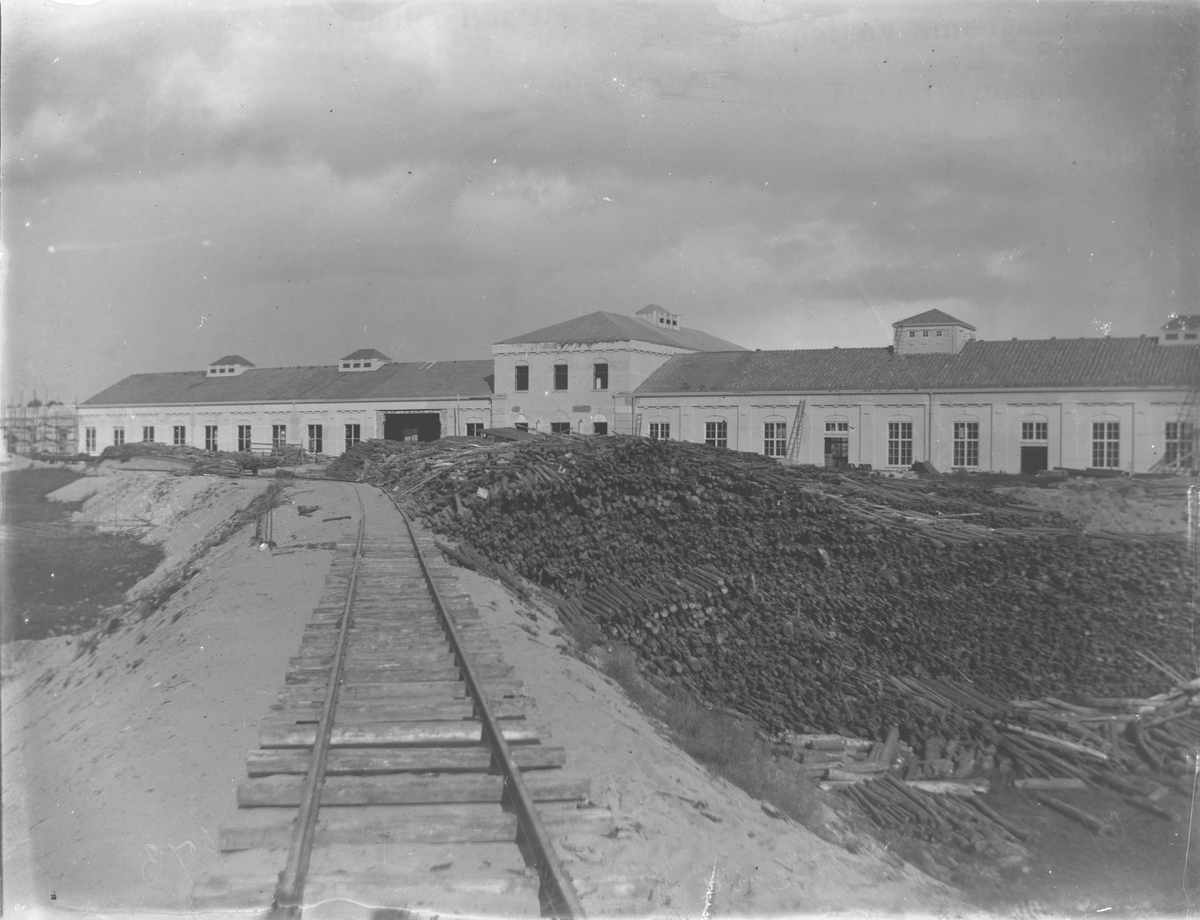 Rena Kartongfabrikk med  jernbanespor ble bygget 1913 - 1916.
Den ble bombet i 1940.