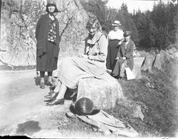 Fire kvinner i veikanten. Sept 1922