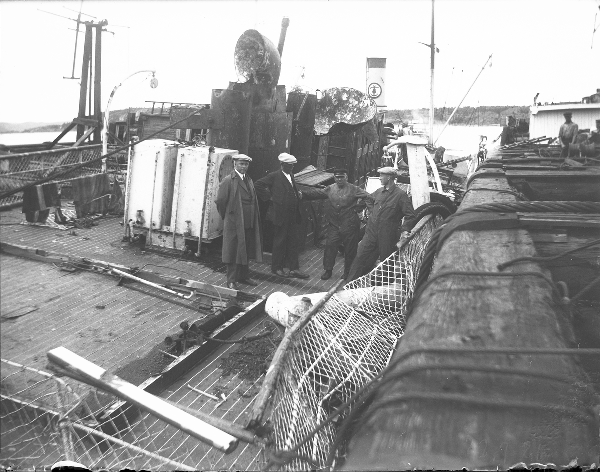 Folk på dekk på havarert/hevet båt " Christiania". 22/7-1926. Skjørsvik, Kragerø