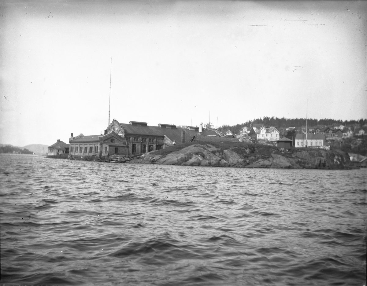 Støperiet på Gunnarsholmen sett fra sjøen. Kragerø