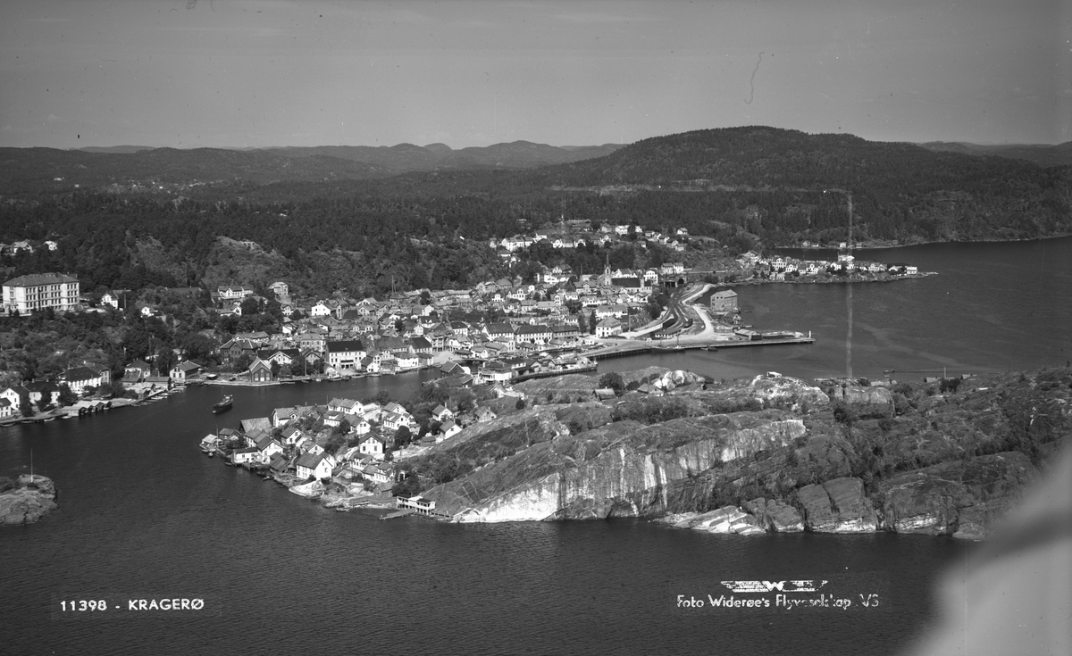 Flyfoto fra Kragerø 20/8-47. Kragerø Folkeskole. Barthebrygga. Øya. Hovedbyen. Kirkebukta. Stilnestangen.