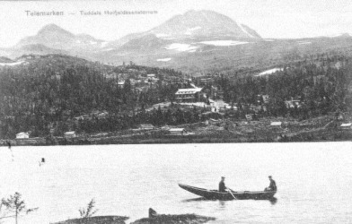 Tuddal Høyfjeldssanatorium i midten. Til venstre. Veabek skule, øverst Gaustaknevne. Nederst båt på Kovstulvatnet. Julekort fra Torbjørn Solheim til G.O. Hogstul 1913-14. Det var påd en tiden Torbjørn fekk polemolitt.