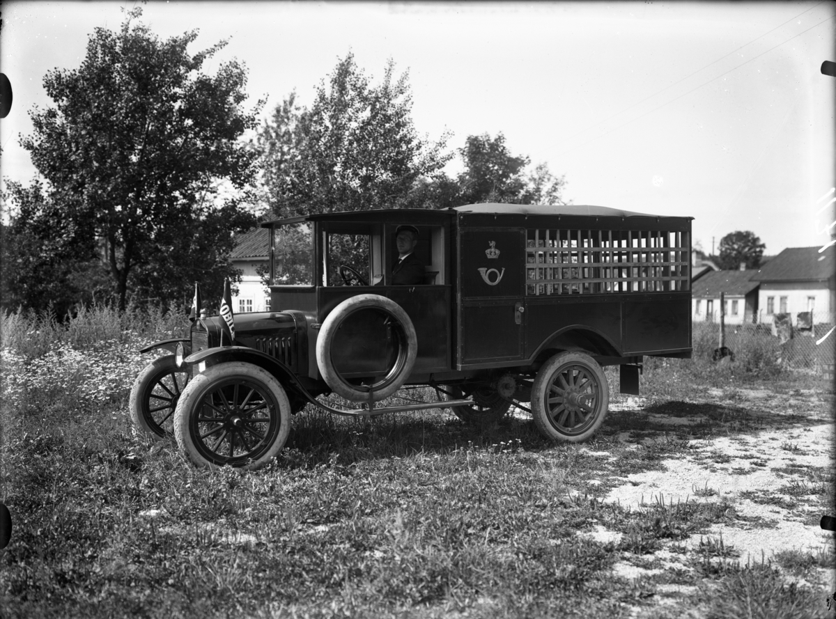 Postbil med sjåfør, av modell Ford TT 1917-27. Mer info om bilen lenger ned i kommentarfeltet