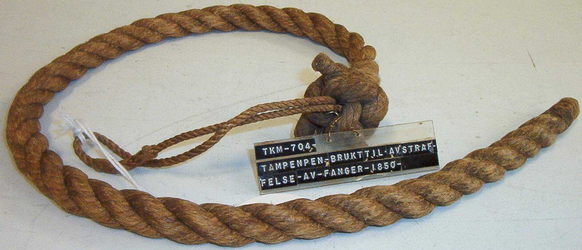 Tautamp med en knute og en håndleddshempe i den ene enden.