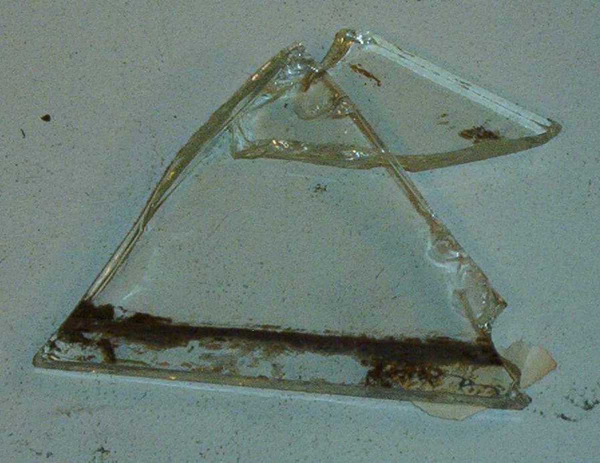 De to glassbitene har form som trekanter.