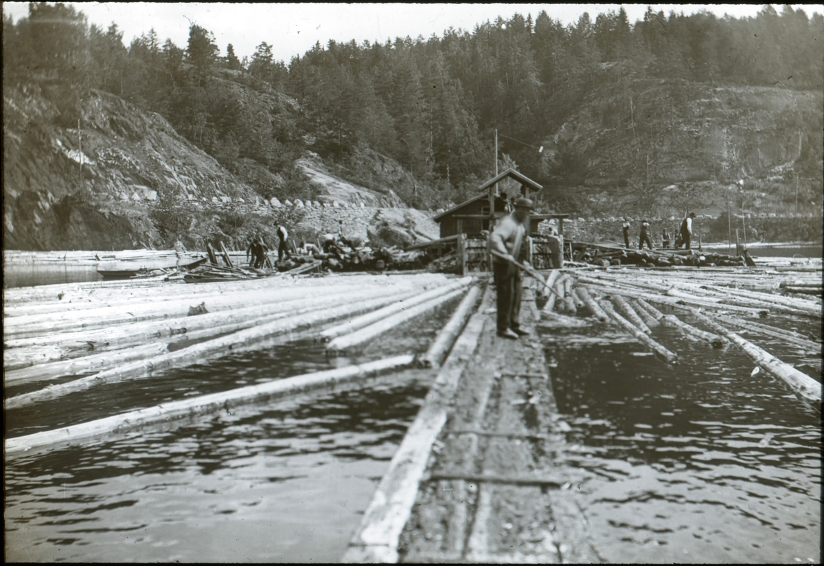 Tinnelvlensen, fløtere i arbeid - Telemark Museum / DigitaltMuseum