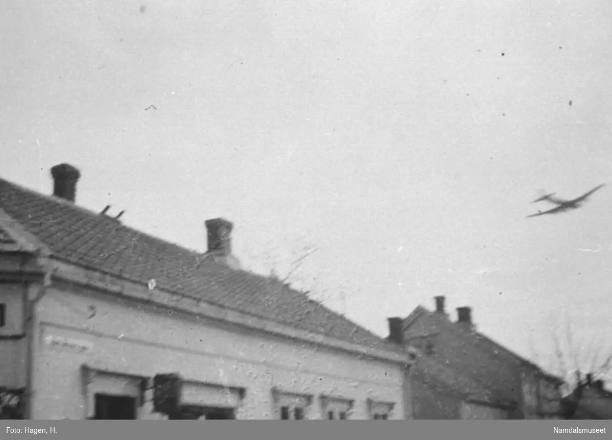 Namsos sentrum. Tysk fly over Namsos. 20. april kom dagens første tyske fly som "vanlig" i 5-tiden om morgenen, men de kom igjen i 9-tiden, og slapp sine første bomber.

