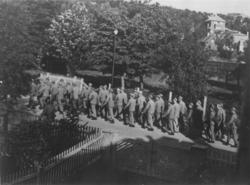 Russiske krigsfanger på marsj i en Namsosgt. Tyske soldater 