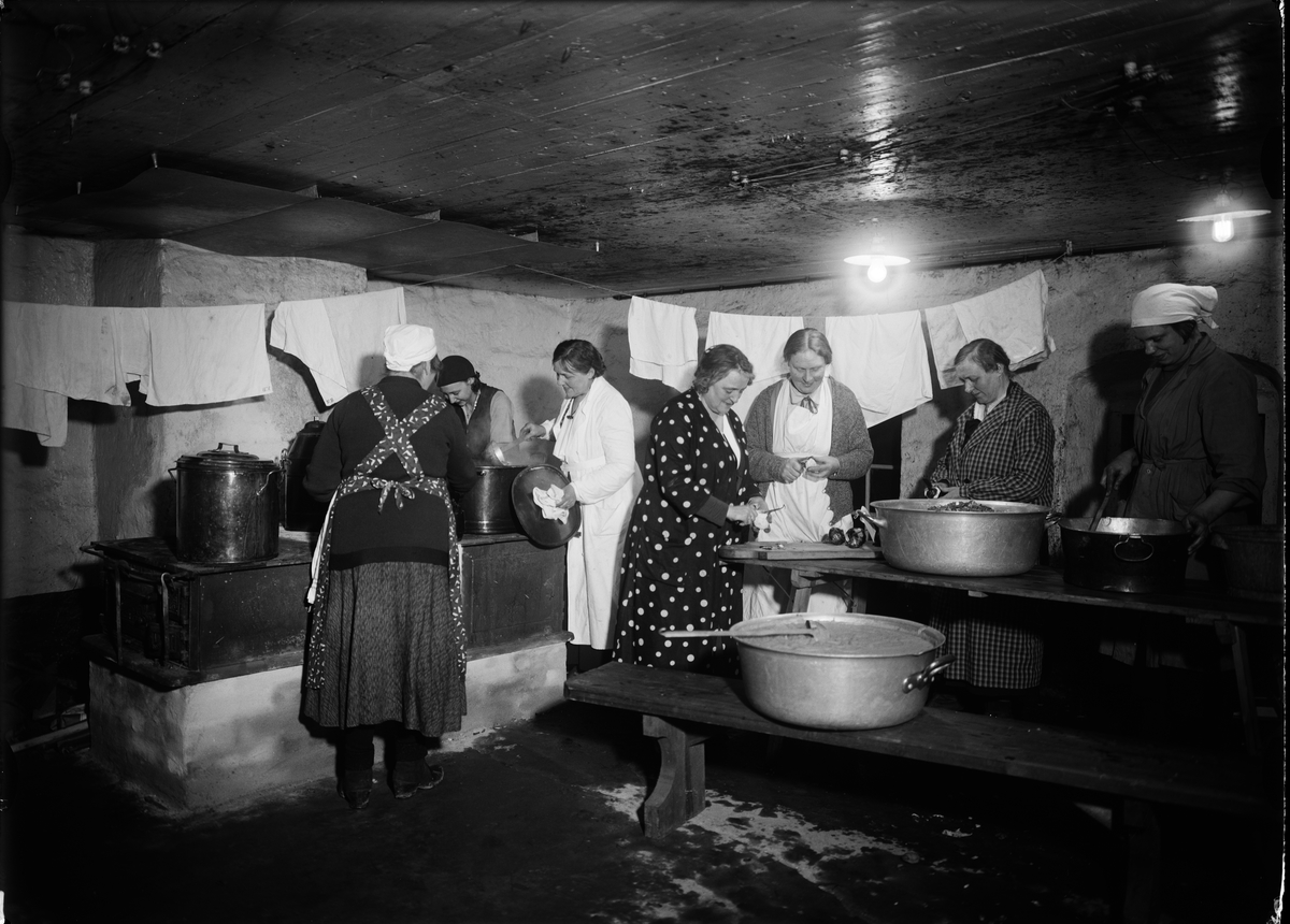 Professorskan Gertrud Wiklund och andra medlemmar i Uppsala Husmodersförening lagar 'Disa-soppan' som ska serveras på Disafesten i Gillbergska källaren, kvarteret Holmen