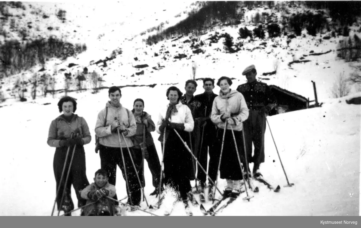 Ukjente familie og venner fra Valldahl i Flatanger på skitur