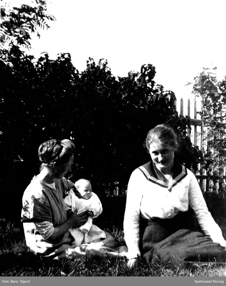 Tina Walderløffs med datteren Margit og Eva Nilsen i en hage på Barøya i Flatanger