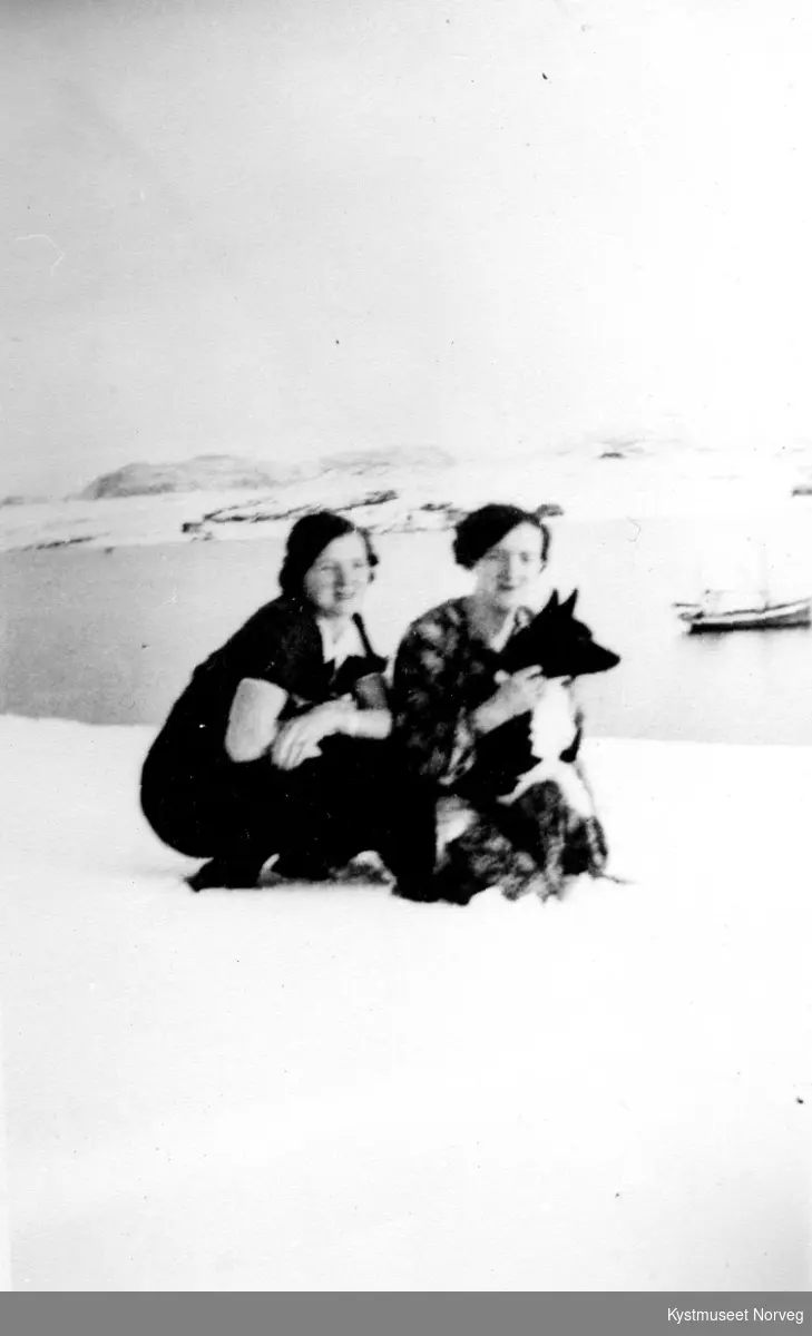 Ukjente kvinner sammen med en hund i Flatanger