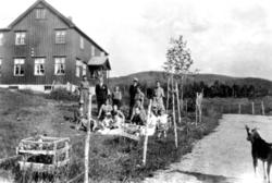 Ukjente personer på søndagsbesøk med piknik på Svanås