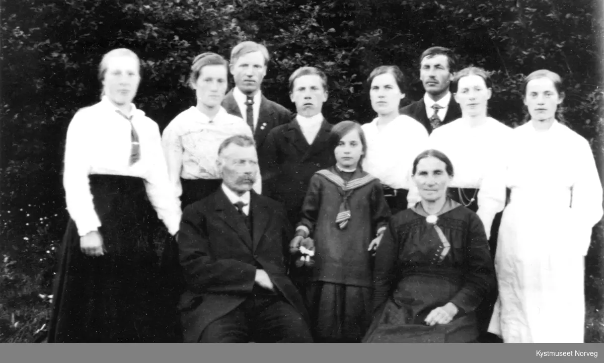 Jensine og Olav Søraa med barna fra høyre: Ragnhild, Molfrid, Odin, Einar, Astrid, Bjarne, Jørgine, Anna og Lotte i midten