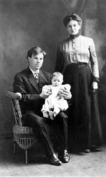 Alf Grande, kona og sønnen Einar