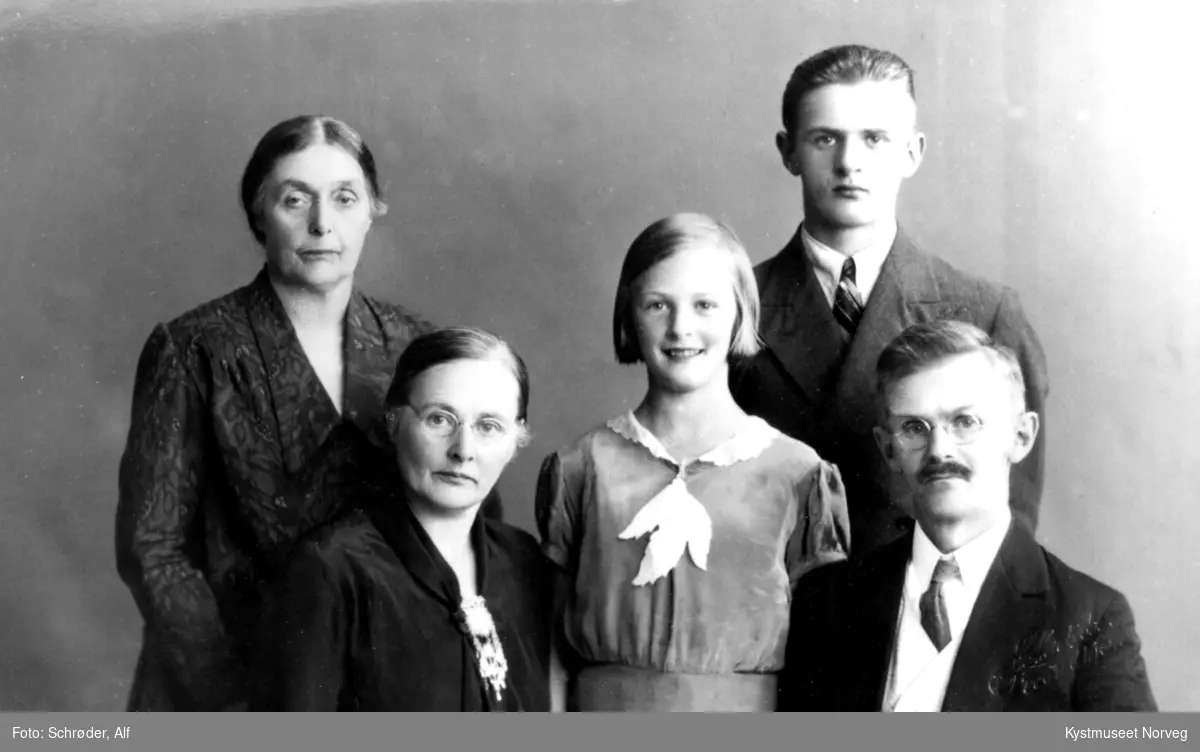 Familiebilde av mor til Agnes, Agnes, Marie, Arne og Olav Lilleland