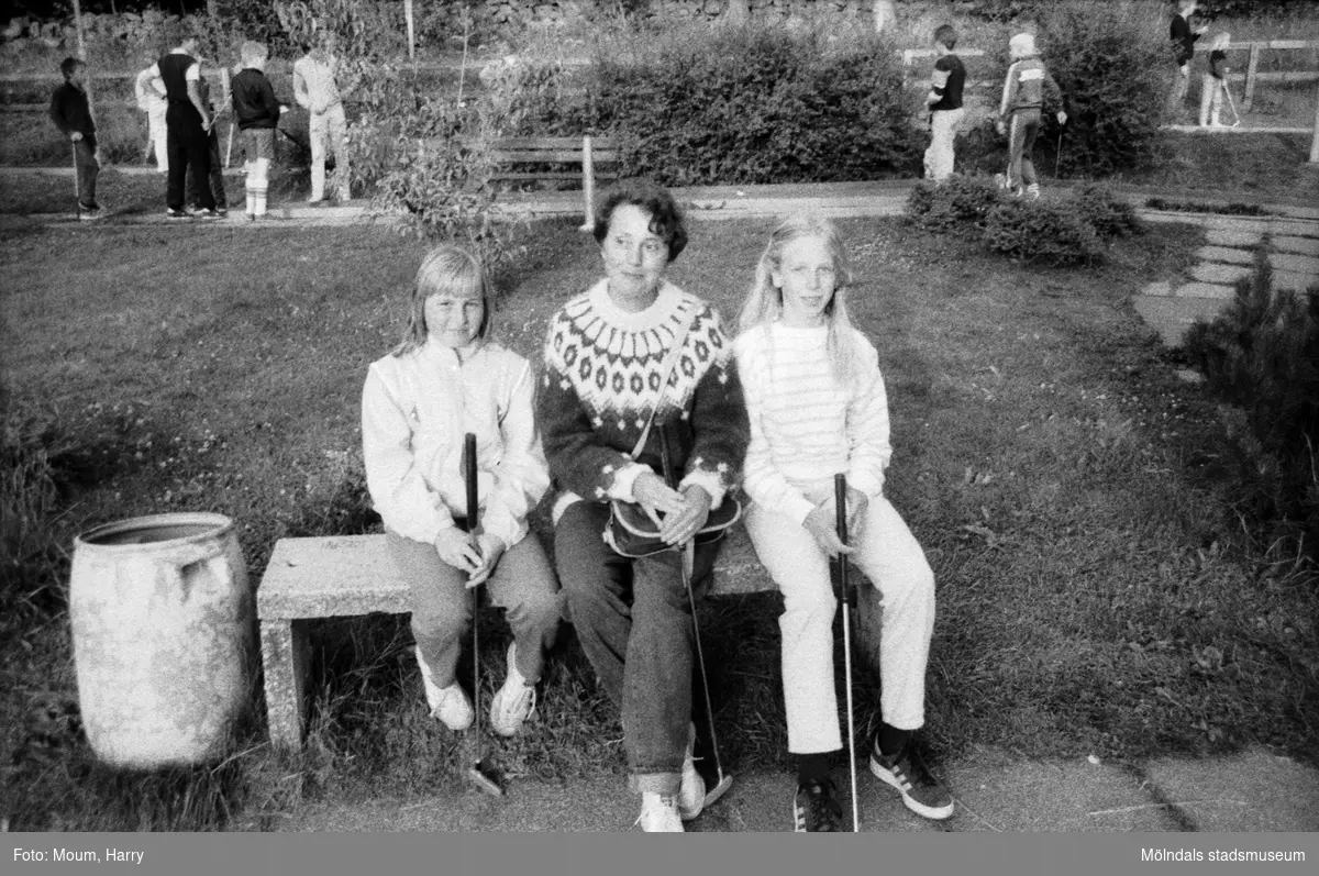 Tyska och svenska ungdomar bekantar sig med varandra vid Torrekulla turiststation i Kållered, år 1984.

För mer information om bilden se under tilläggsinformation.