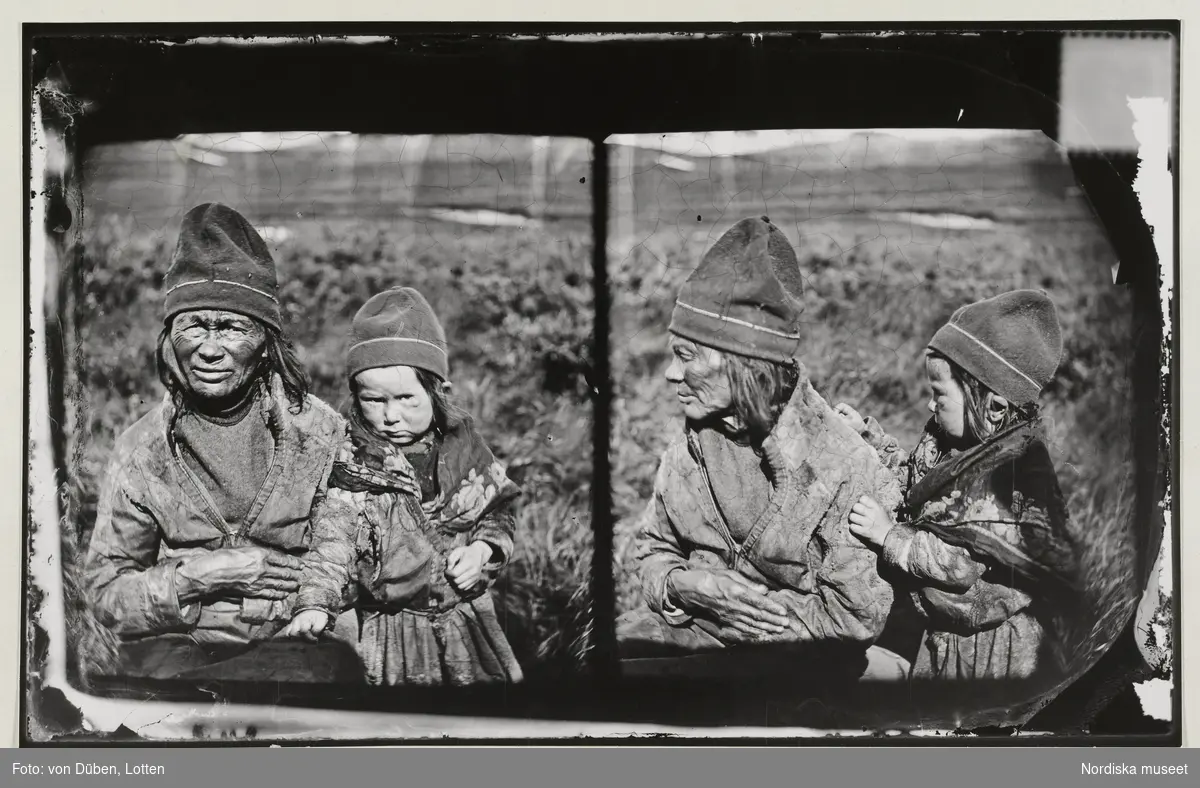 Porträt av samisk kvinna med barn. Stereoskopbild