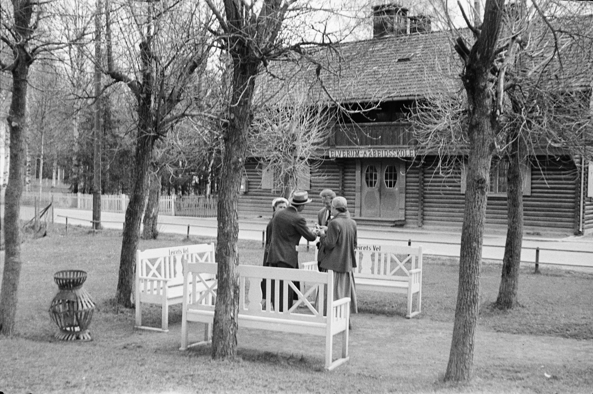 17. mai. Elverum. 
 1954. Parken ved Glomvang. 