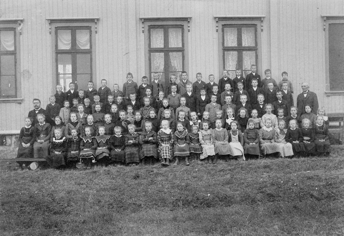 Gruppebilder av elever ved Stranden skole 1903-04
