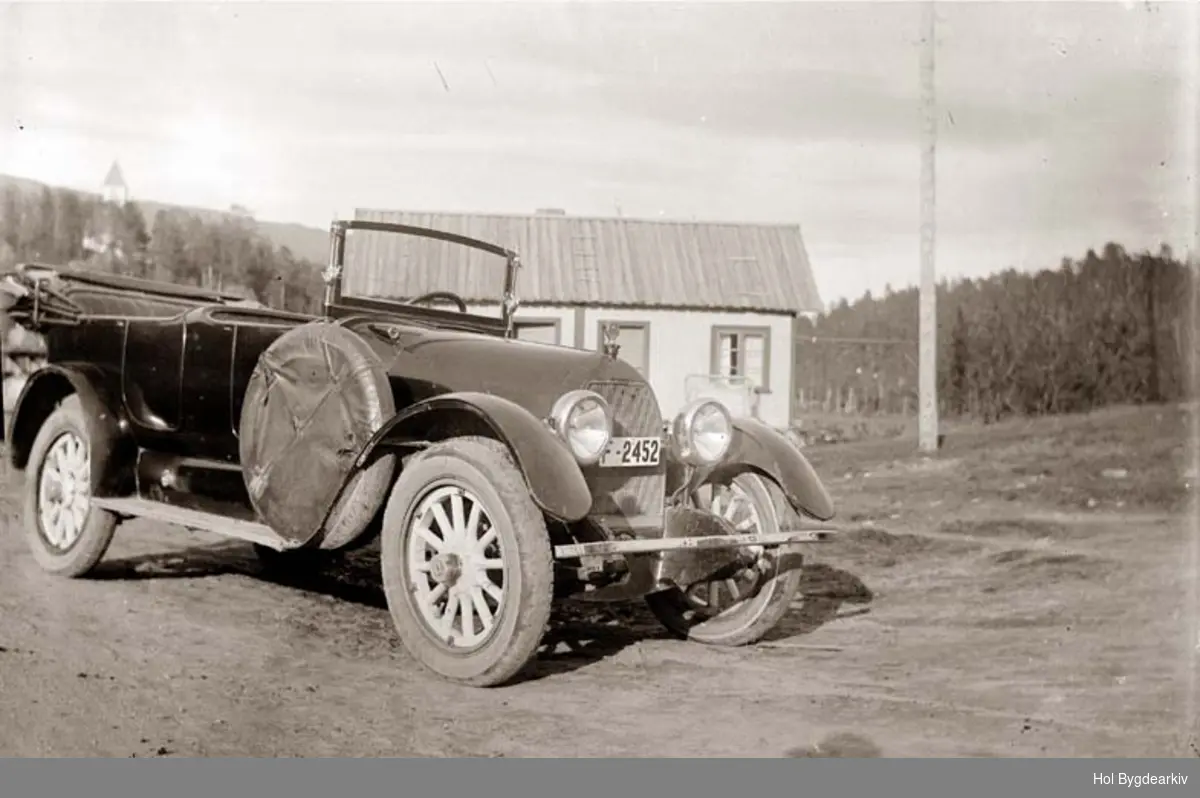Veteranbil, køyretøy, kabriolet: Bilen er en Daniels 8 fra 1916/17. Bilen har en 33.8 h.p. Herchell-Spillman V-8. Reg.nr: F-2452. Eier av Daniels drosje var Halvor Håkonset fra Hovet i Hol.