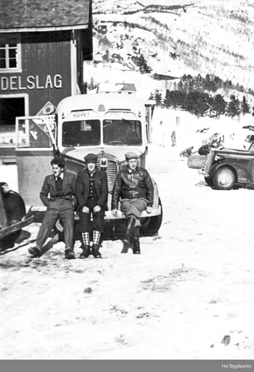 GruppeU3, menn, sjåførar, buss (Dodge eller Fargo 1937-38), Hol Bilselskap, Sunnhov Handelslag