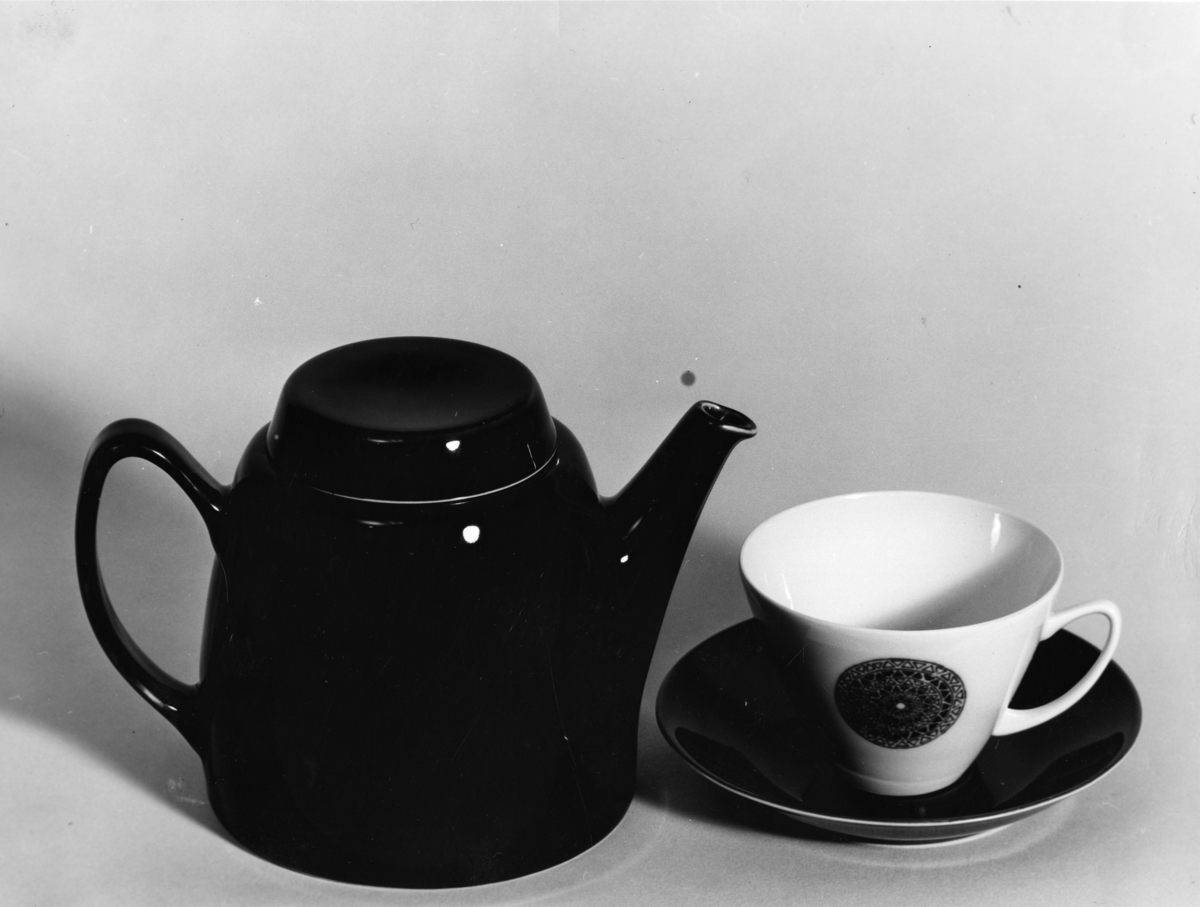 Kaffe/te-kanner og kopper med skåler