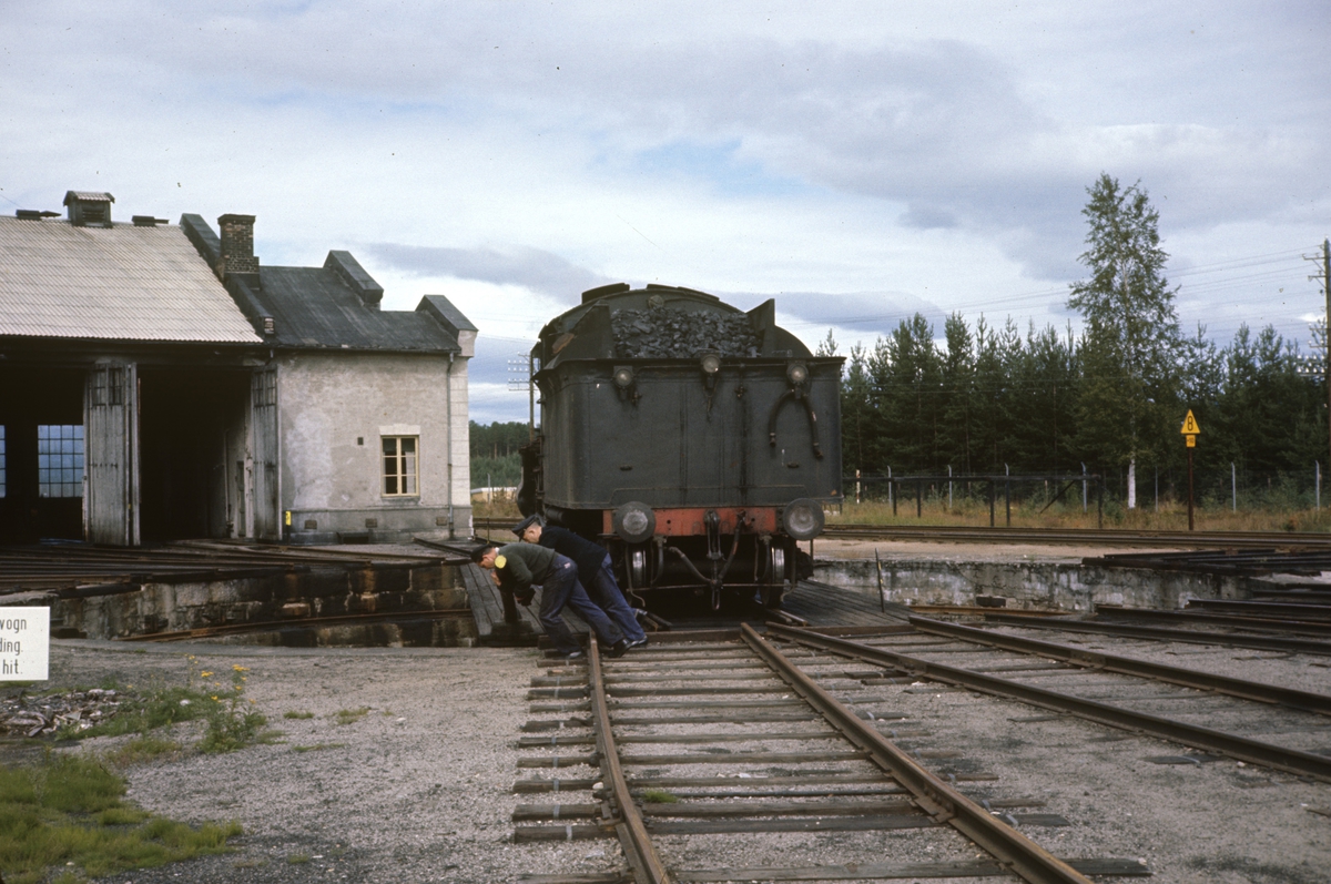 Damplokomotiv type 26c nr. 434 på svingskiven på Elverum stasjon