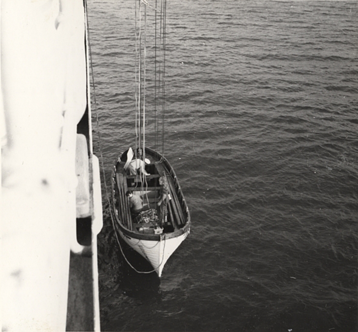 Babords livbåt sjösätts från m/s GOLDEN OCEAN i Haifas hamn 1952. Sjösättning av livbåt.