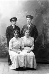 Studioportrett av fire ungdommer.