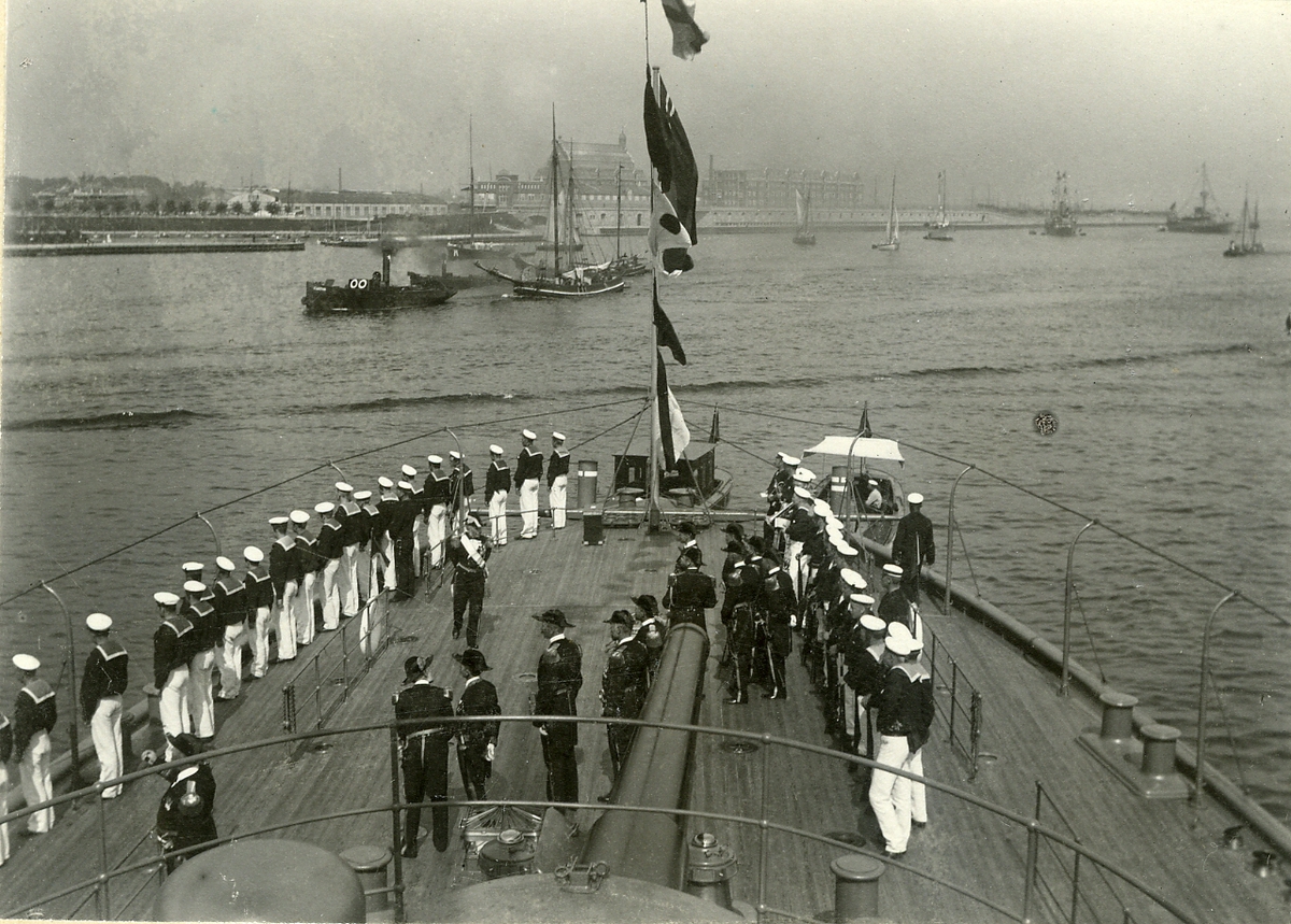Pansarbåten Oden i Köpenhamn 1898. Komm.kaptenerna Sidner och Sundström, amiral von Otter, kapten U.C. Sparre, komm.kapten Brusewitz m. fl.