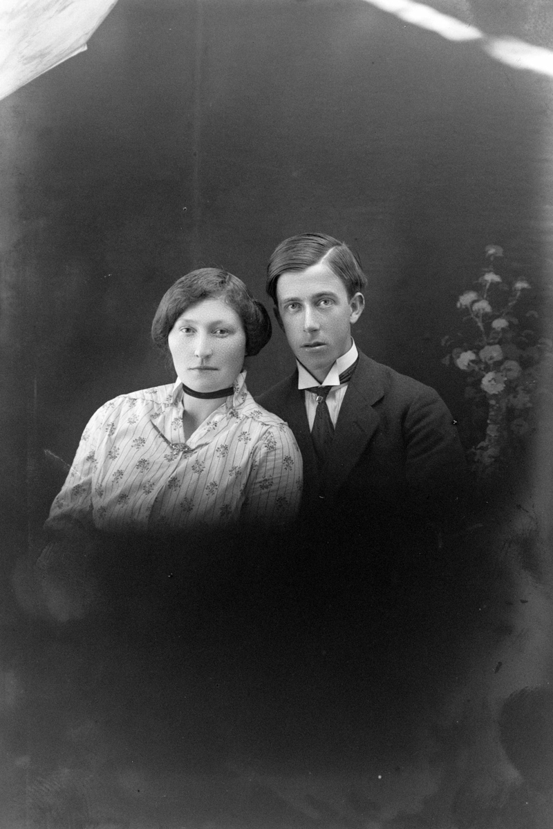 Studioportrett i halvfigur av en mann og kvinne.