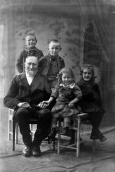 Studioportrett av bestefar med barnebarn.