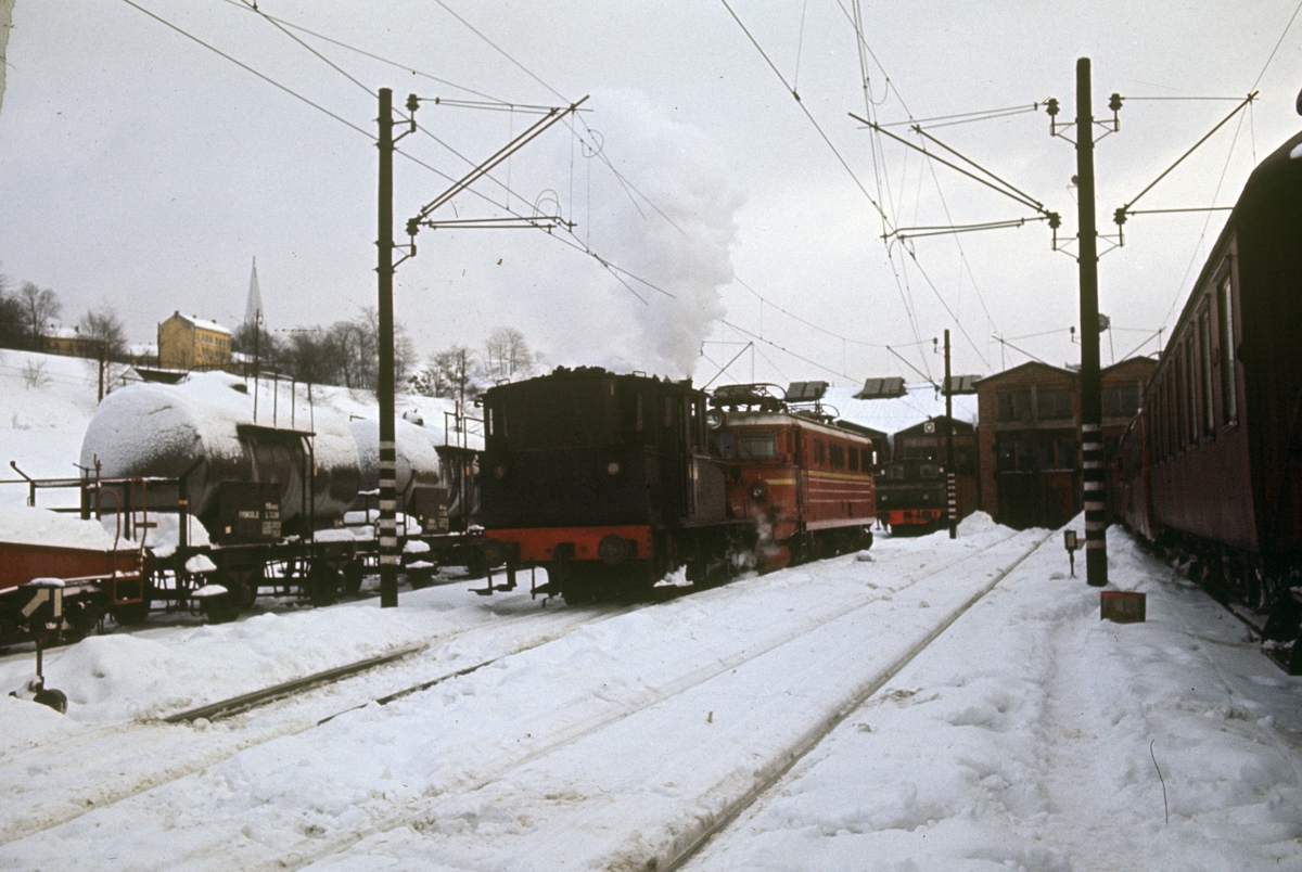Skifting foran Gamlestallen i Lodalen med damplokomotiv type 23b
