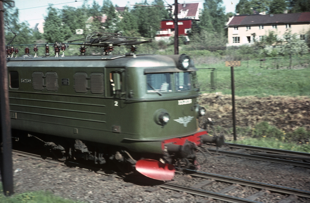 Elektrisk lokomotiv El 13.2139 med persontog retning Drammen mellom Skøyen og Lysaker stasjoner