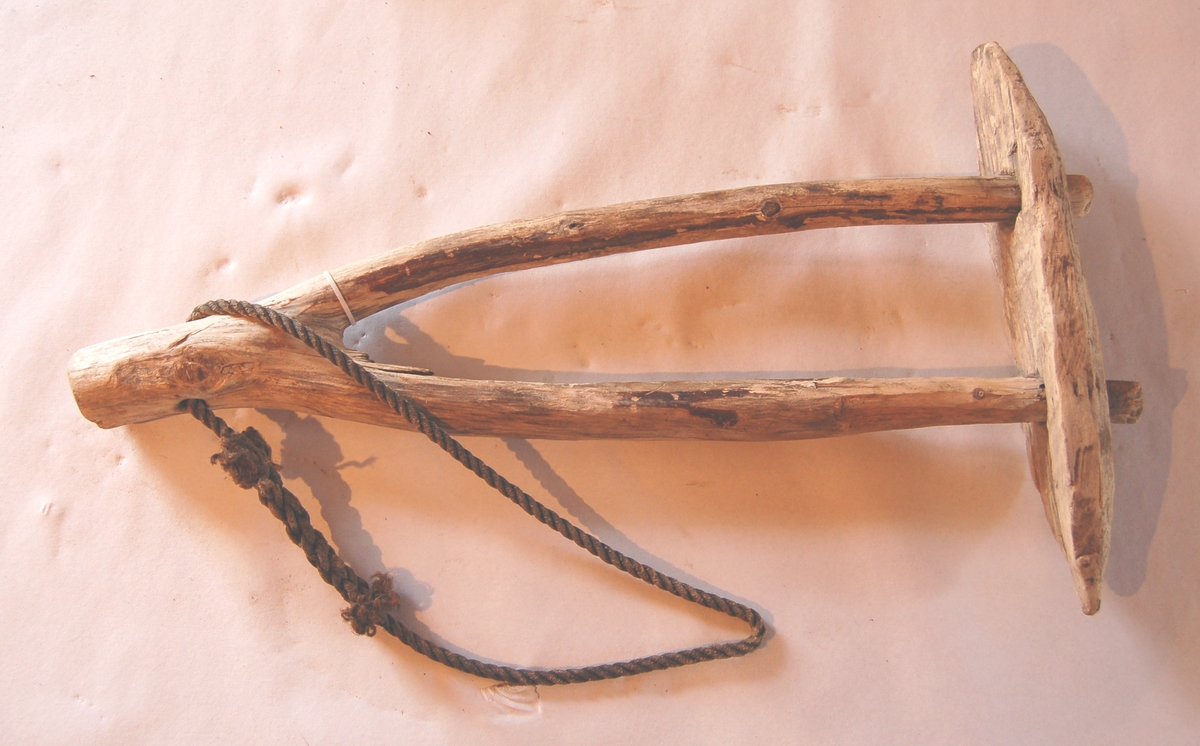 Kraken er gaffelforma, medan armane og kloa er av tre. Mellom gaffelarmane ligg ei steinhelle, holdt på plass av gaffelkloa, som er tredd inn nederst på gaffelen.