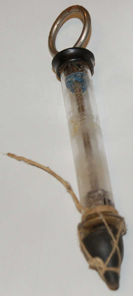 Sprøyten består av eit sylindrisk glas med eit innvendig stempel festet til en metallstang. Sprøytespissen består av eit ca. 2 cm. langt mjukt "kautsjukrør".