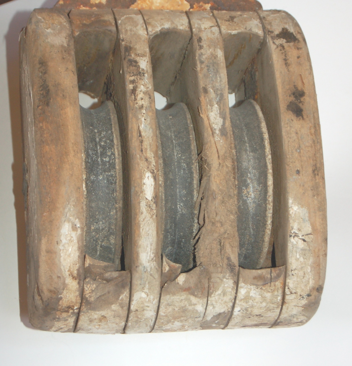 Oval formet 3-Skivers blokk av tre med jernbeslag.