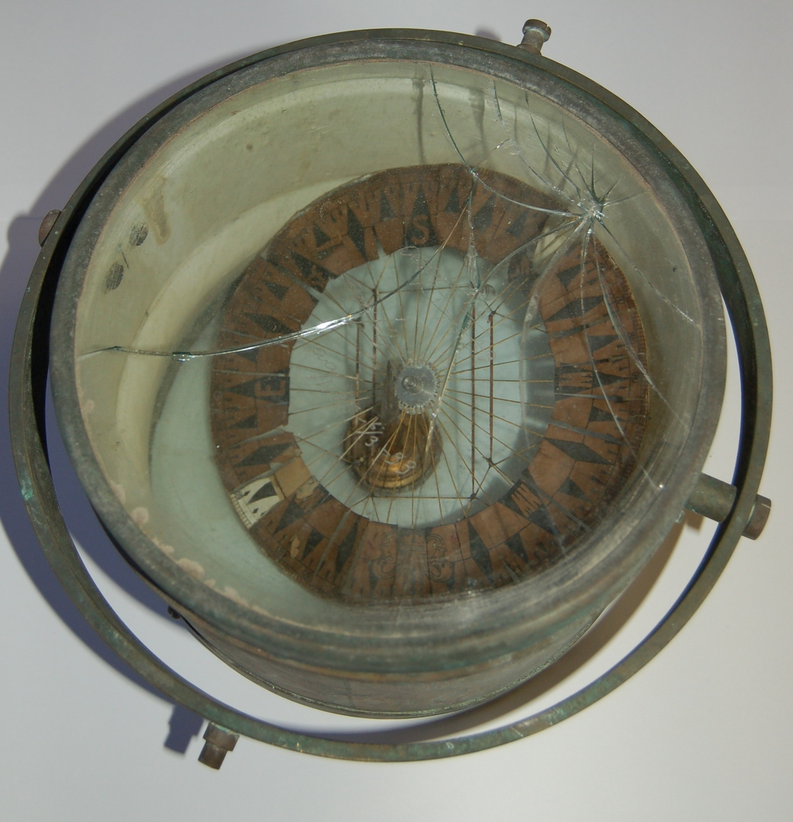 Gjenstanden er eit "Luftkompass" av eldre type. I glasset på kompasset er det ripet inn dateringer for når kompasset er korrigert. "aa/912. 17-2-30" (17.02.1933). "aa/233". "aa/1195. 6/3-33" (06.03.1933).