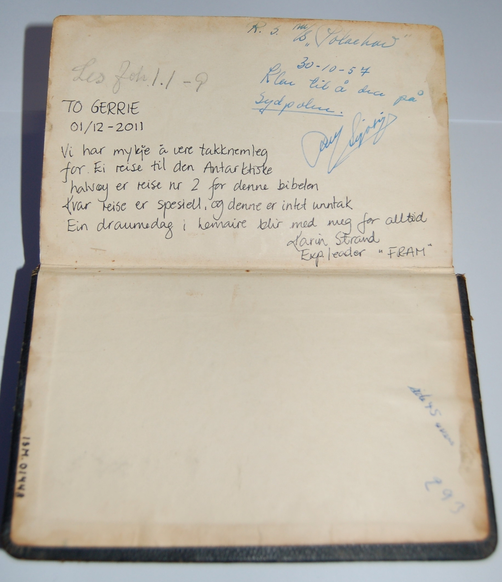 Bibelen er i bokform med omslag i stivt papp. Den er trykket på Grøndahls & Søns Boktrykkeri,
Oslo i 1953, og er en revidert oversettelse av 1930.