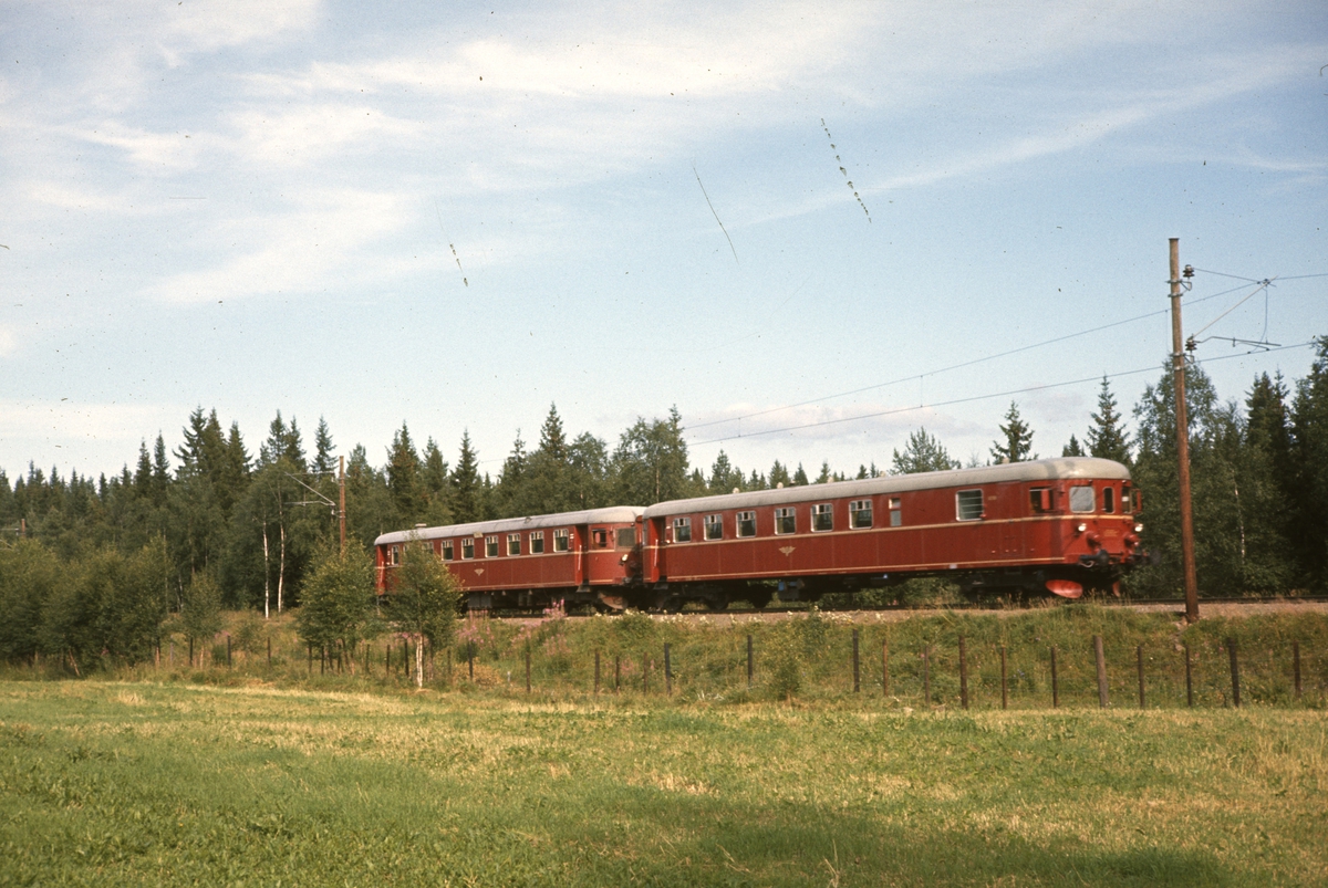 Dieselmotorvognsett type 91 med lokaltoget Eina-Gjøvik-Eina, her mellom Eina og Reinsvoll stasjoner