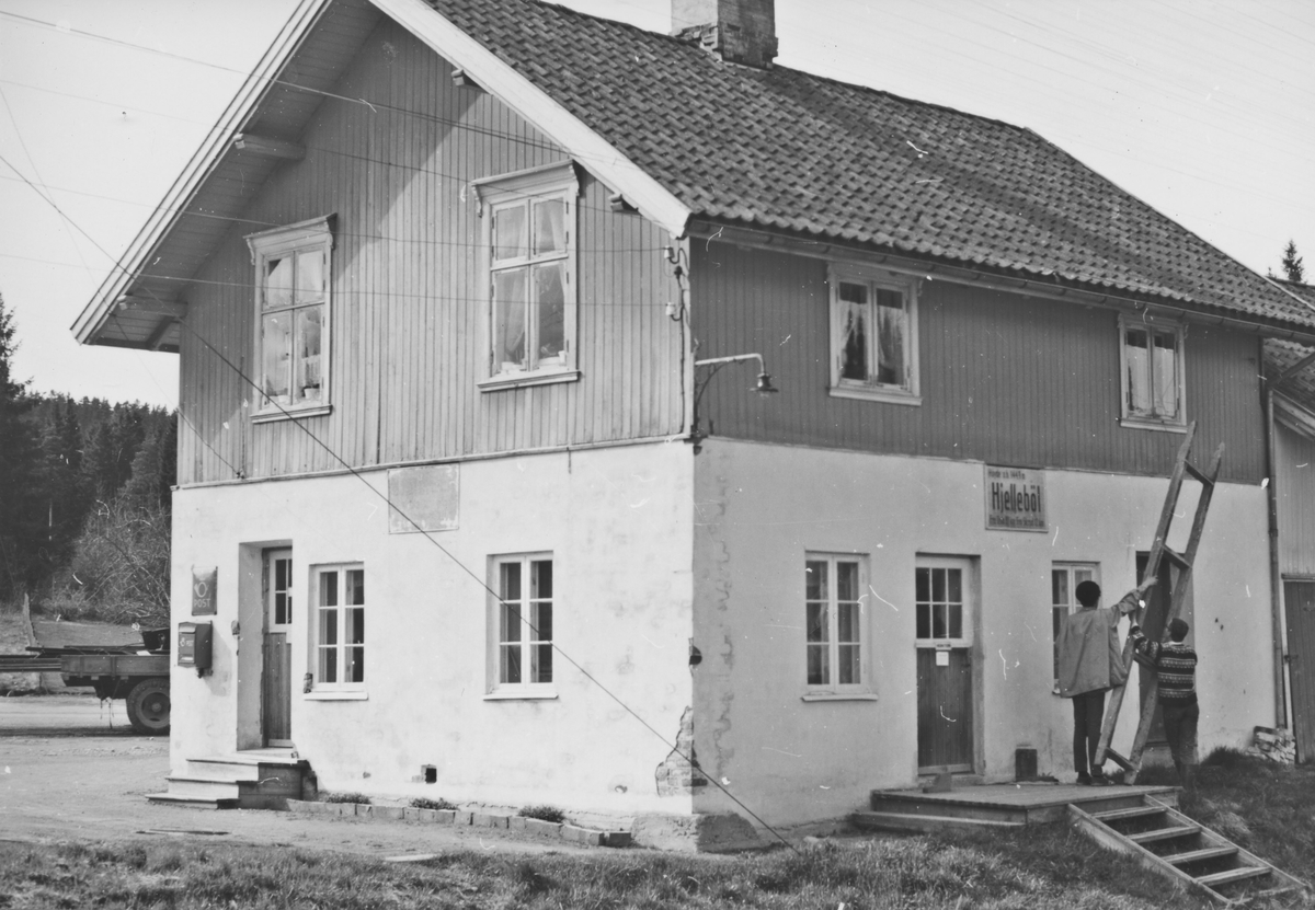 Fra Hjellebøl stasjon noen år etter nedleggelsen.