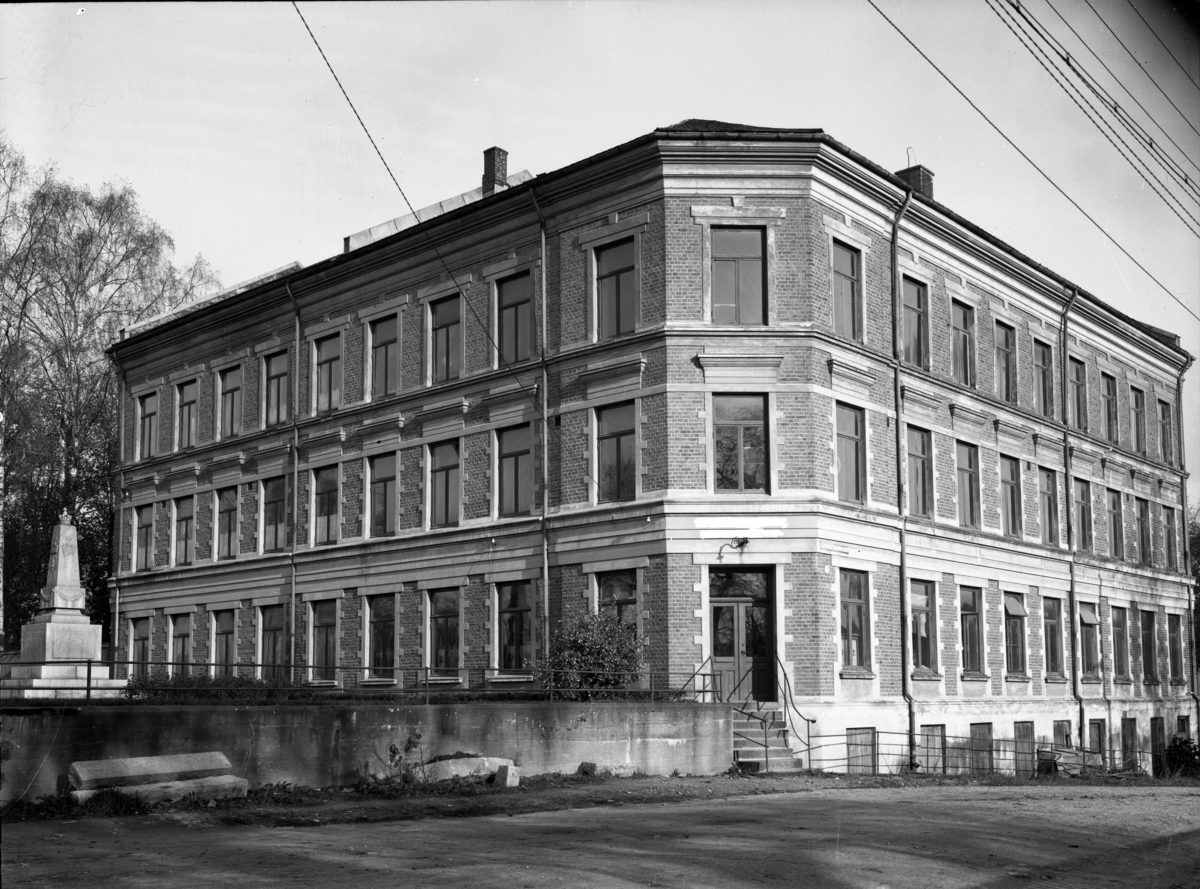 Galla vinfabrikk. Fotografert 1937, oktober.
Bygning i "Direktør Smidths Gate 8" Skien. Gjemsø Kloster, senere Frukt Aromas bygning. Laget safter, essenser etc.