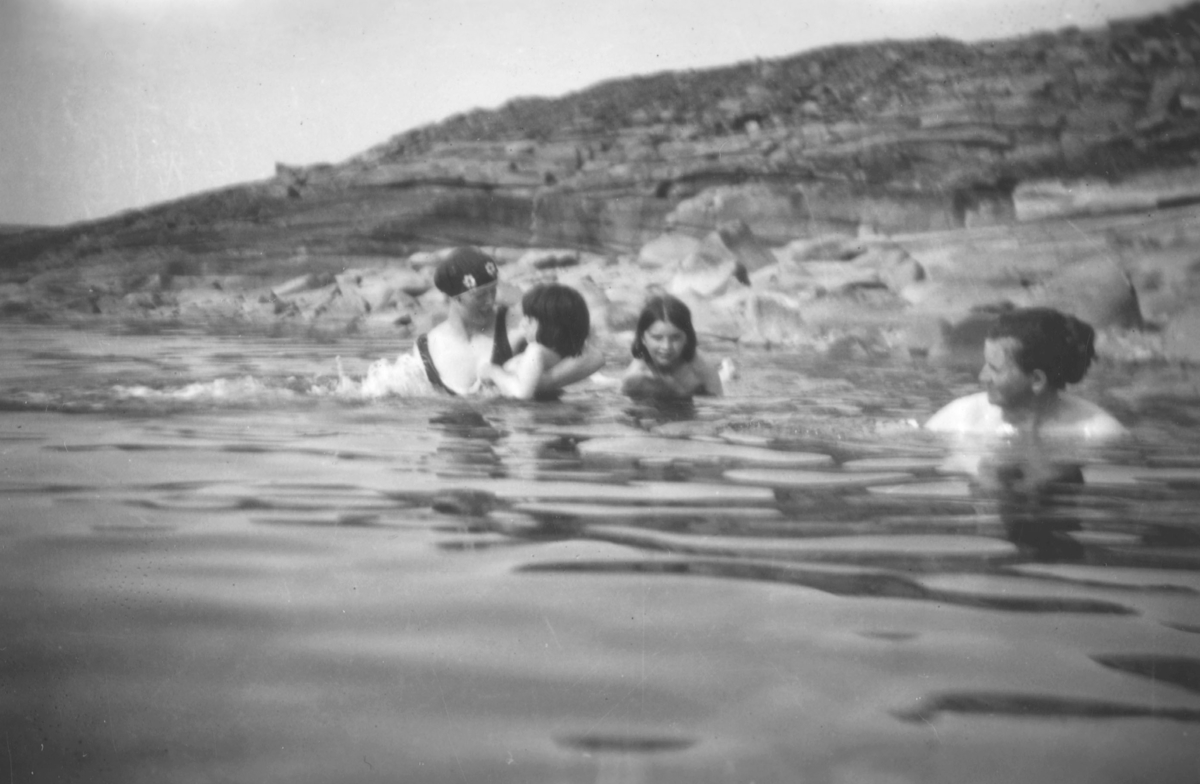 Bading i sjøen på baksiden av Vadsøøya, sommeren 1924. Fra venstre: Gudrun Kulsrud, Solveig Evanger, og Gjertrud Evanger. Helt til høyre ses Mariane Kulsrud, mor til Gudrun