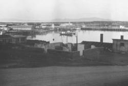 Utsikt over havna i Vadsø. Bildet er tatt fra Nyborgveien. I