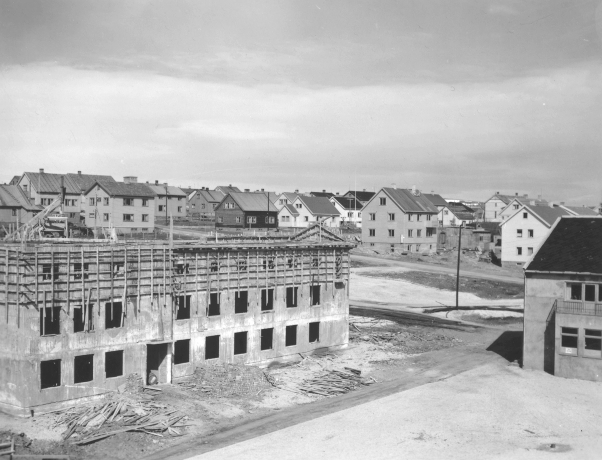 Rådhuset i Vadsø under bygging. Murbyggningen stod ferdig i 1952. Fremme i bildet ses en del av torget.