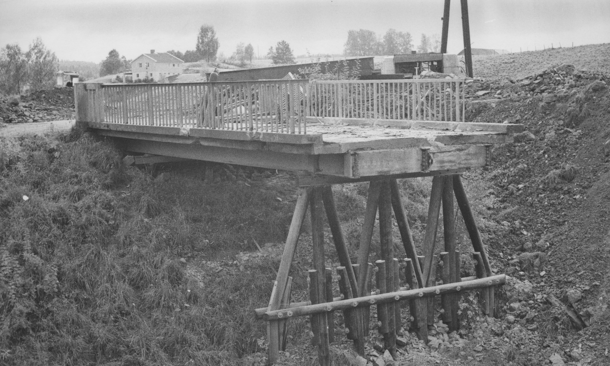Riving av den gamle riksveibroen over Urskog-Hølandsbanen.