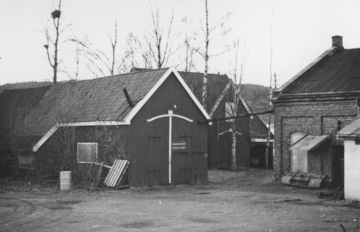 Fra verkstedområdet på Bjørkelangen åtte år etter Urskog-Hølandsbanens nedleggelse. Bygningen til venstre ble benyttet til vedlikehold av vogner.